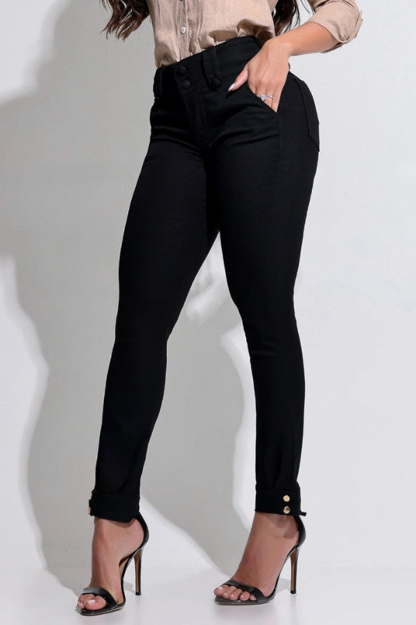 Calça Jeans Modeladora Preto que não Desbota Detalhe Barra